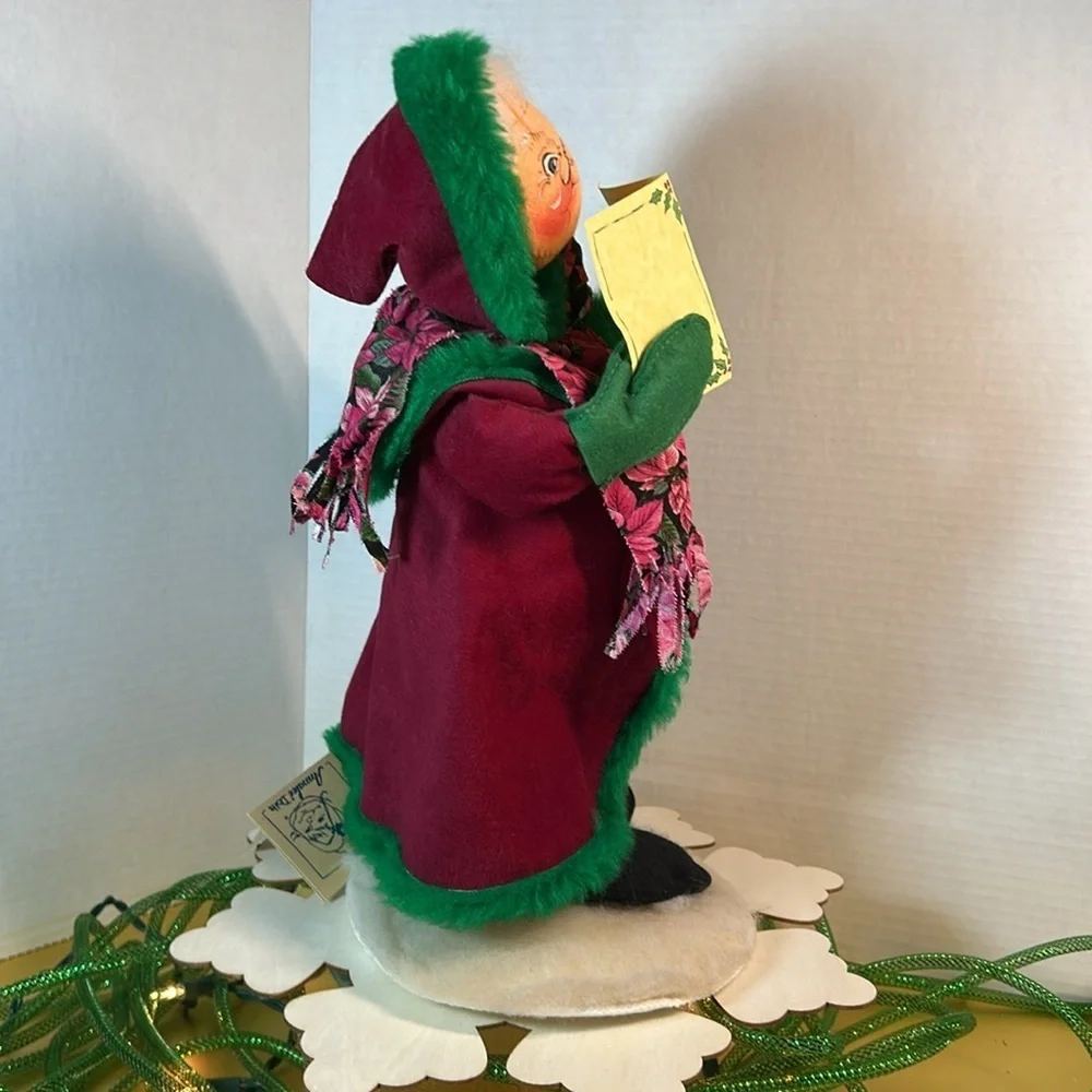 Victorian Caroling Annalee Santa and Mrs Claus. 1998.  Approx 12”h